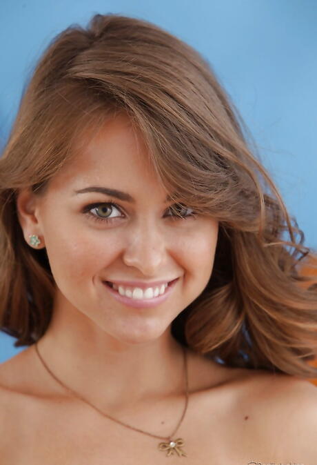 Superb american babe Riley Reid in sexy underwear reveals her butt and pussy 